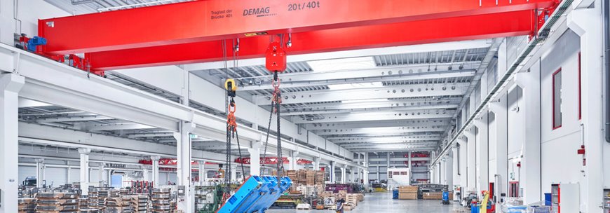 Sicheres Wenden schwerer Bauteile mit Universalkranen